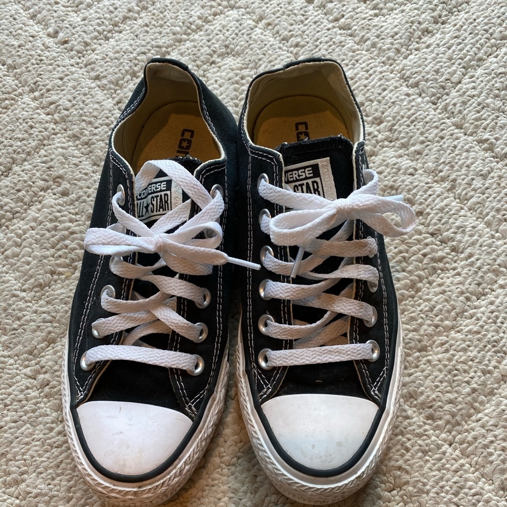 Converse Chuck Taylor women size 6.5🔥